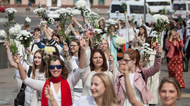 V rukách květiny a cedule proti Lukašenkovi. Běloruskem pochodují davy žen v bílém