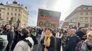 Demonstrace proti Petru Macinkovi jako možnému ministru životního prostředí na Hradčanském náměstí.