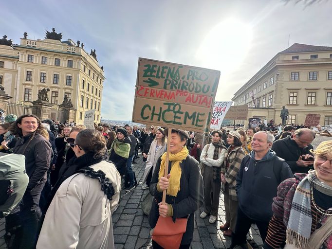Demonstrace proti Petru Macinkovi jako možnému ministru životního prostředí na Hradčanském náměstí.