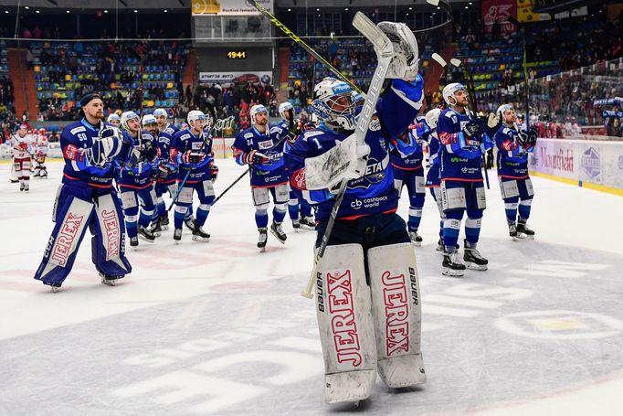 Brankář Brna Marek Čiliak (vpředu) oslavuje se spoluhráči vyhrané utkání play off.