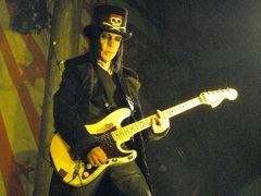 Kytarista Mick Mars z Mötley Crüe, 2005.