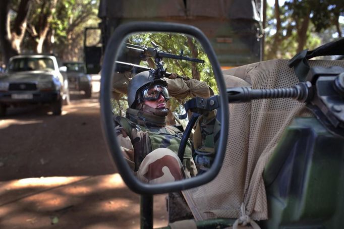 A French soldier is reflected in the mirror of a military jeep in Niono January 20, 2013. France and West African leaders called on Saturday on other world powers to commit money and logistical support for African armies readying their troops to join French soldiers already battling al Qaeda-linked militants in Mali. REUTERS/Joe Penney (MALI - Tags: CIVIL UNREST POLITICS MILITARY CONFLICT) Published: Led. 20, 2013, 1:38 odp.