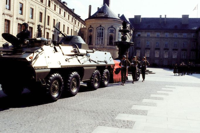 Rakev s tělesnými ostatky prezidenta republiky ČSSR Ludvíka Svobody položená na dělové lafetě Pražský hrad během aktu státního pohřbu. 1979