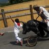 Pamplona - býk nabíral běžce na rohy