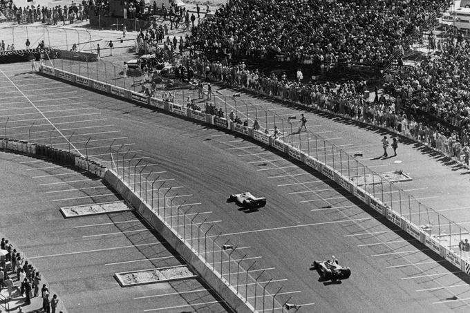 F1, VC USA Západ 1976 (Long Beach) : Alan Jones, Surtees a Clay Regazzoni, Ferrari