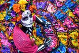 Sergio Carrasco (Mexiko): Catrina v barvách (snímek z oslav Dne mrtvých v Mexiku). Finalista Sony World Photography Awards 2020 v kategorii Kultura / jednotlivé snímky.