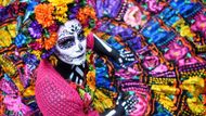 Sergio Carrasco (Mexiko): Catrina v barvách (snímek z oslav Dne mrtvých v Mexiku). Finalista Sony World Photography Awards 2020 v kategorii Kultura / jednotlivé snímky.