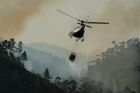 Hasiči dostali po několika dnech pod kontrolu požár v Portugalsku, na zbytek jich dohlížejí stovky
