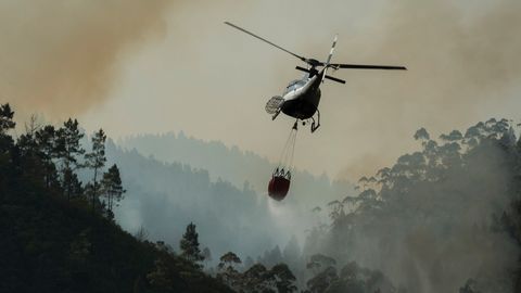 Pět dní a stále hoří. Nejničivější požár v historii Portugalska se stále nepodařilo uhasit