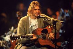 Kytara Kurta Cobaina se vydražila za rekordních 143 milionů korun
