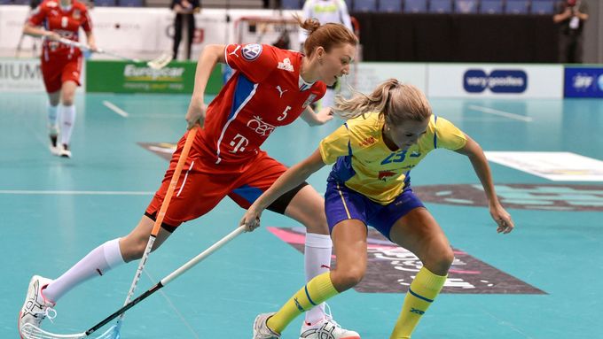 Česká kapitánka Eliška Krupnová vyrostla ve švédské lize v jednu z nejlepších florbalistek světa.