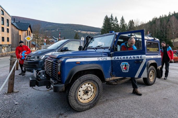 Horská služba během pátrání po ženě a jejím tříletém synovi.