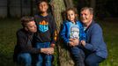 Ivo a jeho životní partner Jakub s dvěma dětmi, které mají v pěstounské péči.