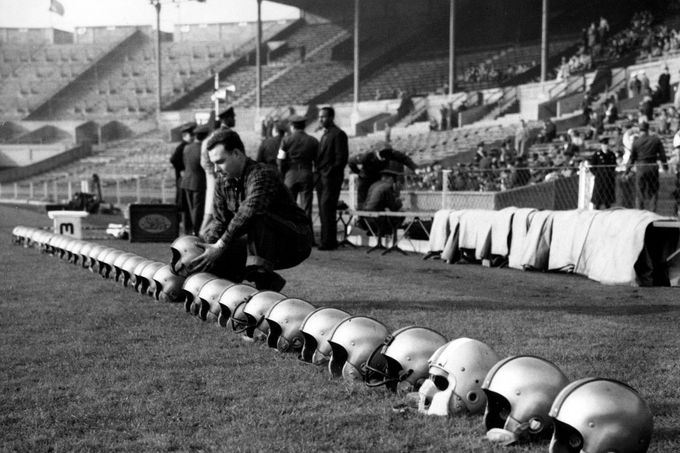 Záběr na vyskládané přilby pro hráče amerického fotbalu ve Wembley v roce 1953.