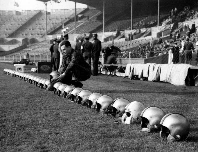 Záběr na vyskládané přilby pro hráče amerického fotbalu ve Wembley v roce 1953.