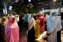 Zakázali fotbal, povolili bičování. Nyní chce indonéská provincie zavést polygamii