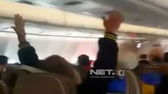 Pasažér letu Etihad Airways z Abú Dhabí do Jakarty natočil paniku a strach, které způsobily silné turbulence. Ty udeřily 45 minut před přistáním.