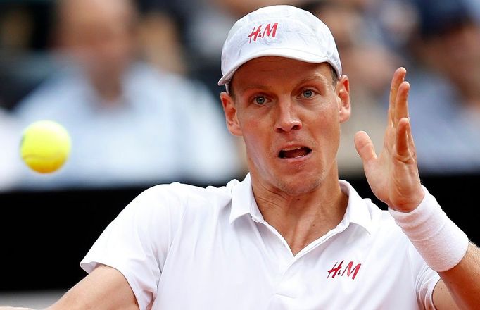 Tomáš Berdych při vítězném duelu s Djokovičem v Římě.