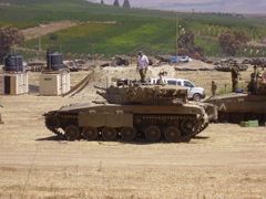 Skutečné izraelské tanky v Metulle na hranici s Libanonem.