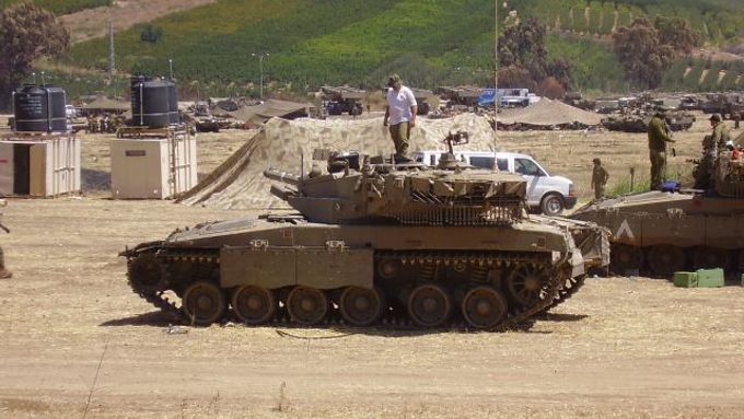 Izraelská armáda má od minulého pondělí povoleno v pásmu Gaze provádět "omezené operace". Ministerstvo obrany to odůvodňuje pokračujícím ostřelováním Izraele palestinskými raketami.