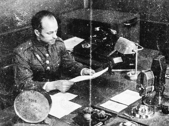 Hlasatel Zdeněk Mančal v hlasatelně budovy Československého rozhlasu. 5.- 9.5. 1945. Právě jeho hlášení "Je právě sechs hodin" odstartovalo Pražské povstání.