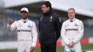 Lewis Hamilton (vlevo), Valtteri Bottas - nástupce obhájce titulu mistra světa Nica Rosberga - i týmový boss Toto Wolff jsou z nového monopostu nadšení.