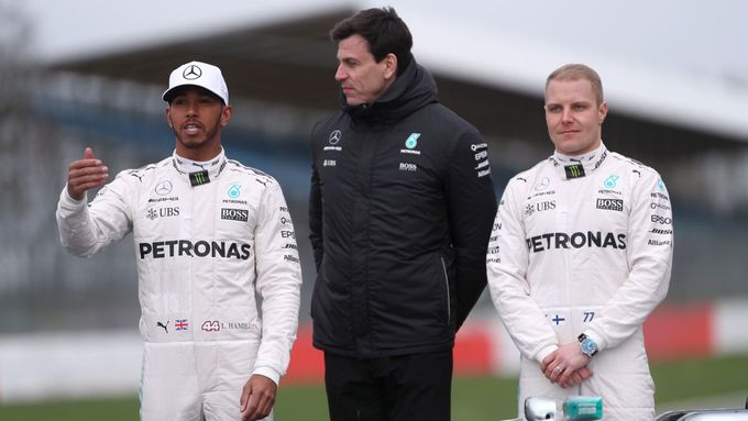 Šéf týmu F1 Mercedes Toto Wolff  (uprostřed) a jeho piloti Lewis Hamilton (vlevo)  a Valtteri Bottas.