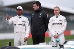 Boss má akcie Astonu, motory Mercedes jdou do McLarenu. Míří Stříbrné šípy z F1?