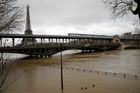 Hladina řeky Seiny v Paříži dál nebezpečně stoupá. Louvre se bojí o své sbírky