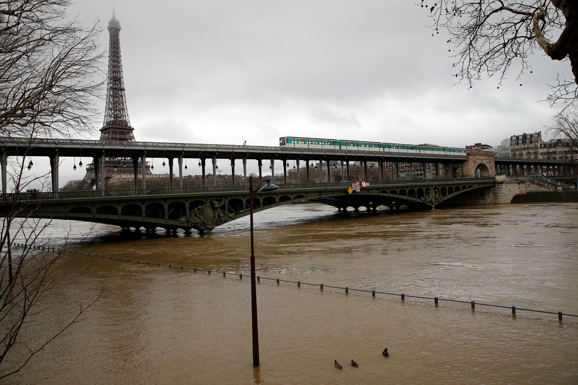 Hladina řeky Seiny v Paříži stoupá.
