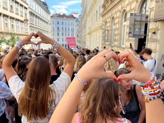 V centru Vídně se ve čtvrtek sešli fanoušci Taylor Swift a všichni společně zpívali její písničky.