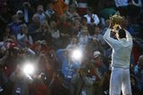 Španělský tenista Rafael Nadal pózuje před fotografy s trofejí pro vítěze Wimbledonu.