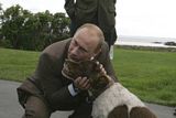 Ruský prezident Vladimir Putin se po příjezdu na návštěvu bývalého prezidenta Bushe (staršího) pomazlil s rodinným psíčkem.