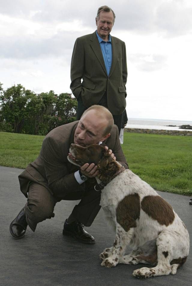 Putin se pomazlil s psíčkem rodiny Bushových