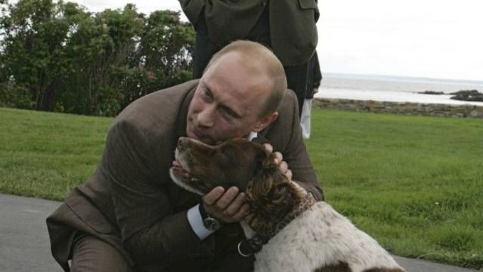 Ruský prezident Vladimir Putin se po příjezdu na návštěvu bývalého prezidenta Bushe (staršího) pomazlil s rodinným psíčkem.