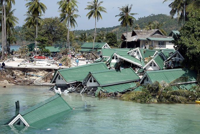 Následky tsunami z 26.prosince 2004 na pobřeží Thajska.