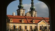 Církevní areál na Velehradě. Velkolepá rekonstrukce probíhá od září 2010 do února 2013. Na realizaci projektu Velehrad - centrum kulturního dialogu západní a východní Evropy bylo vyčleněno přes 345 milionů korun. V obnovených prostorách hospodářských stavení sýpky a konírny vznikl multifunkční Velehradský dům Cyrila a Metoděje. Dále dochází k obnově venkovního pláště baziliky Nanebevzetí Panny Marie a sv. Cyrila a Metoděje, opravě a restaurování interiéru baziliky, k rekonstrukci části budovy velehradského kláštera či k rekonstrukci kostelíka Cyrilky.