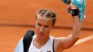 Ruská tenistka Světlana Kuzněcovová se loučí po porážce od Italky Sary Erraniové po osmifinálovém utkání French Open 2012.