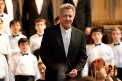 VIDEO Dustin Hoffman nekompromisně řídí pěvecký sbor