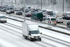 Dálnici D1 ve směru na Prahu uzavřela nehoda dvou nákladních a osobních aut