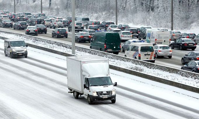 Poslední rekord stanovený v prosinci tak byl překonán o dalších 400 kilometrů. Auta nedobrovolně stála až tři hodiny hlavně v severní části Belgie, kde podle rozhlasové stanice RTBF na kluzkých vozovkách havarovalo mnoho vozů.