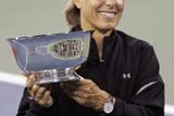 Martina Navrátilová s trofejí pro vítěze smíšené čtyřhry na US Open.