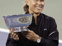Snímek z roku 2006 - Martina Navrátilová s trofejí pro vítěze smíšené čtyřhry na US Open.