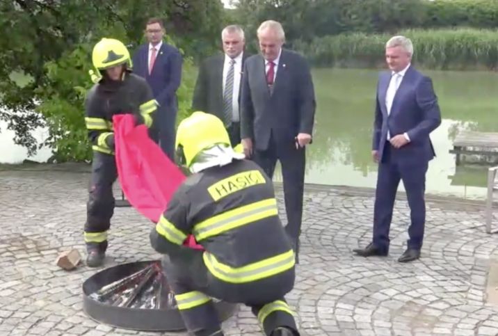 Miloš Zeman nařídil hasičům spálit červené trenýrky.
