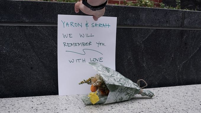 "Jarone a Sáro, budeme si vás pamatovat. S láskou." Vzkaz a květiny před židovským muzeem ve Washingtonu, kde střílel propalestinský aktivista. 22. května 2025.