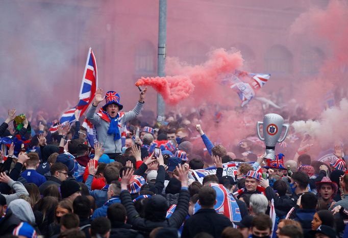 Fanoušci Glasgow Rangers slaví zisk 55. titulu ve skotské lize.