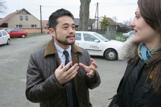 Japonské novináře zajímá, zda by lidé souhlasili s umístěním základny, kdyby dostali odškodné.