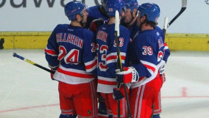Hokejisté NY Rangers ztrácejí na Philadelphii už jen bod