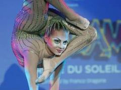 Slavný francouzský nový cirkus Cirque du Soleil se v lednu vůbec poprvé představí na středním Východě. Irina Naumenko předvádí svůj um novinářům v Dubaji.