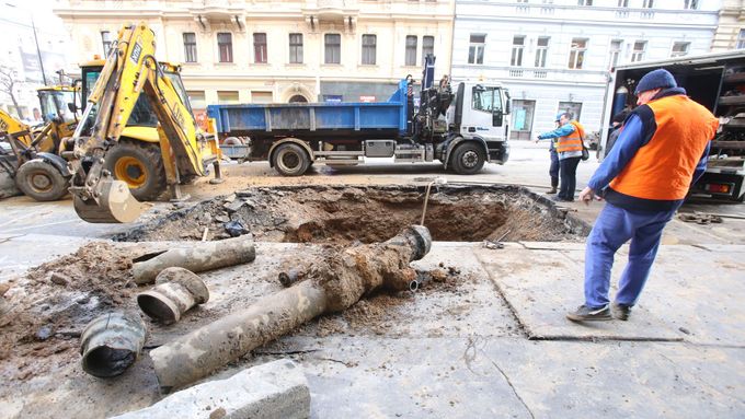 Havárie vody v Sokolské ulici v Praze.